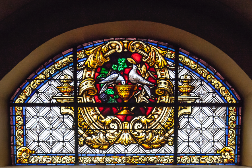 Cáliz y palomas. Espigas y racimos. Sangre de Cristo. (Vidriera San Alonso de Orozco)